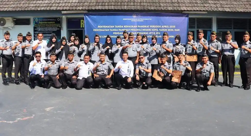 Foto Bersama Jajaran pegawai Lapas Jambi usai acara pelepasan lima pegawai yang dimutasi (Foto: Dok/MI)