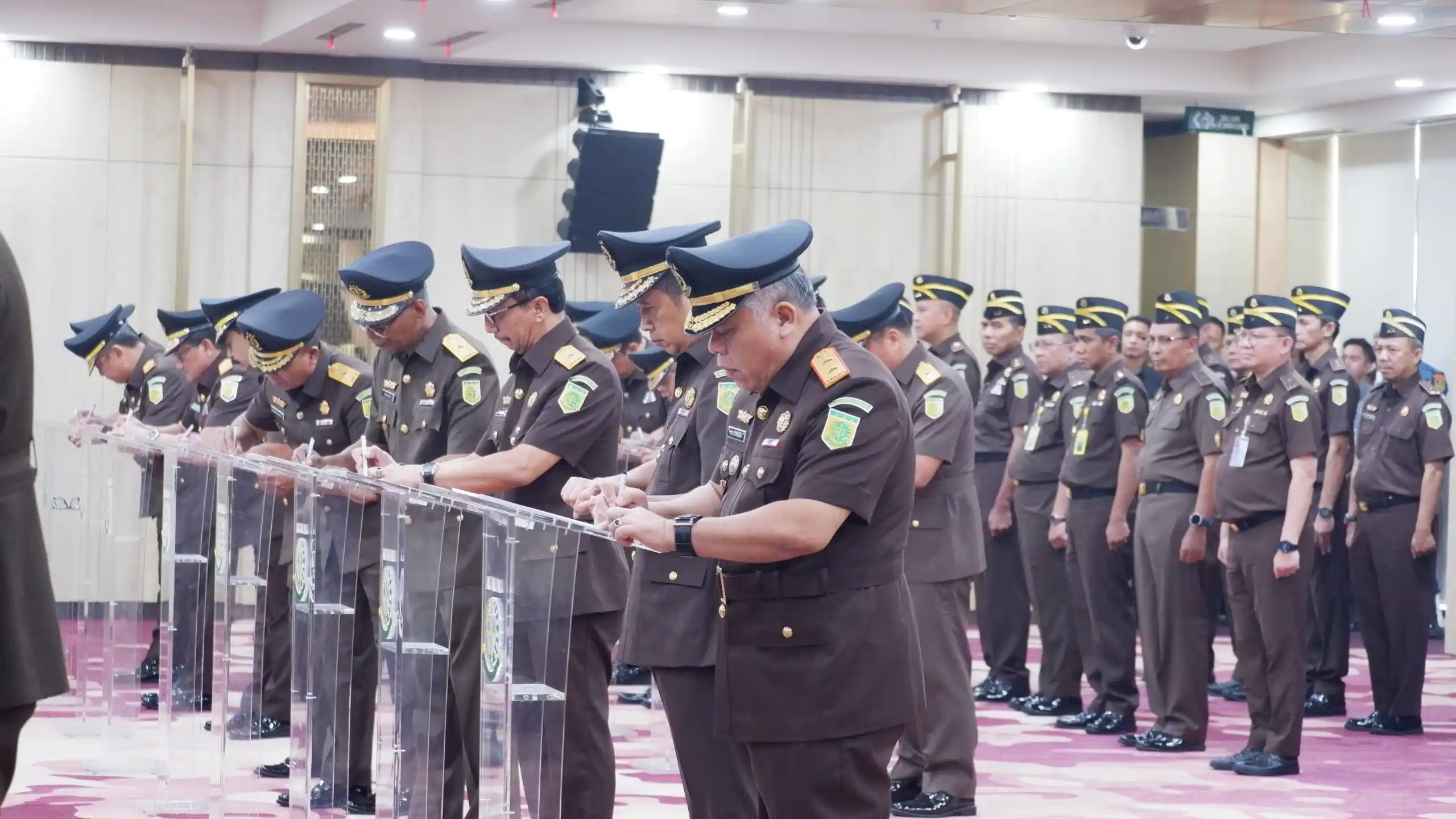 Jaksa Agung ST Burhanuddin melantik Kepala Pusat Penerangan Hukum (Kapuspenkum) Kejagung Harli Siregar sebagai Kepala Kejaksaan Tinggi (Kajati) Sumatra Utara (Sumut) pada hari ini Rabu (16/7/2025).