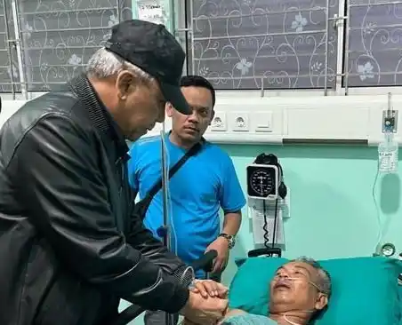 Kepala Kejaksaan Tinggi Sumatera Utara (Kajatisu) Idianto, menjenguk jaksa senior Kejari Deli Serdang, Jhon Wesly Sinaga di RSU Amri Tambunan, Lubuk Pakam, yang dibacok dua OTK, Sabtu (25/5/2025).