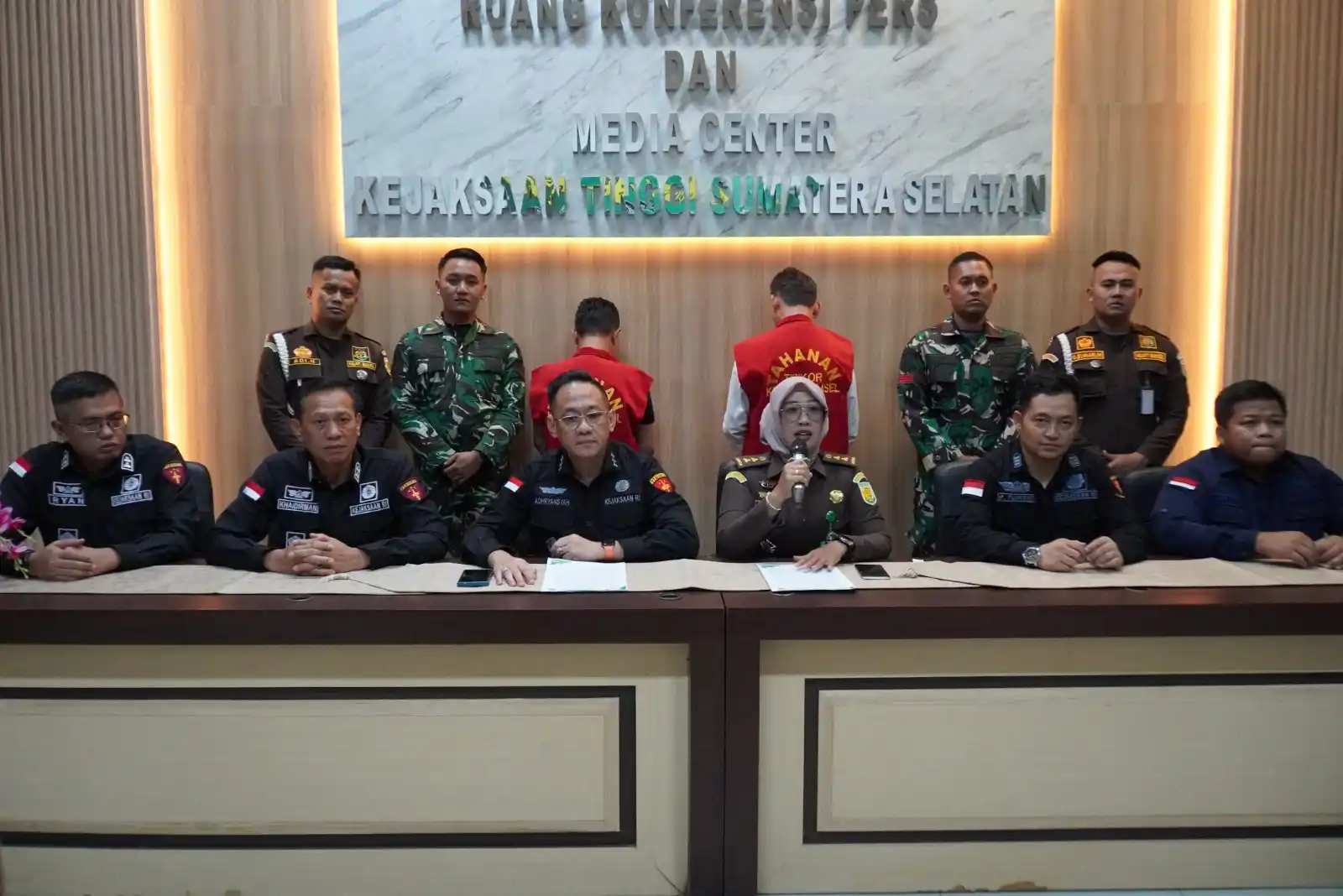 Konferensi pers penahanan Jaksa Gadungan Bobby Asia dan rekannya berinisial EF, Selasa (7/10/2025) (Foto: Dok MI)