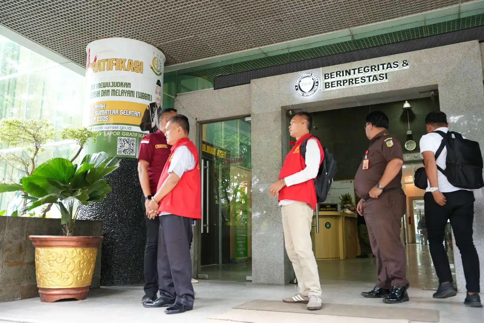 Kejaksaan Tinggi (Kejati) Sumatera Selatan (Sumsel) menyerahkan dua tersangka kasus dugaan tindak pidana korupsi yang melibatkan oknum Pegawai Negeri Sipil (PNS) berperan sebagai jaksa gadungan kepada Kejaksaan Negeri (Kejari) Ogan Komering Ilir (OKI), Rabu (12/11/2025).