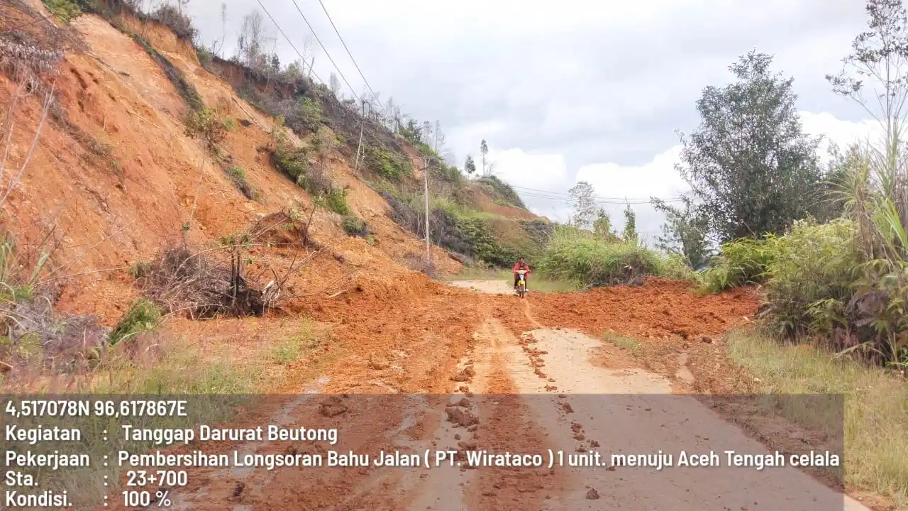 Pembersihan bahu jalan menuju Aceh Tengah Celala