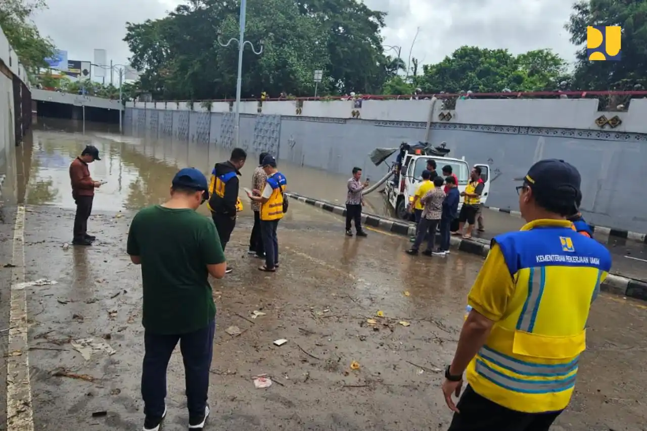Kementerian Pekerjaan Umum (PU) mengerahkan alat berat dan tim tanggap darurat guna mempercepat proses penyurutan air serta membuka kembali akses jalan nasional yang sempat lumpuh akibat bencana banjir di Kota Denpasar, Bali., Rabu (10/9). (Foto: Dok /MI/PU).