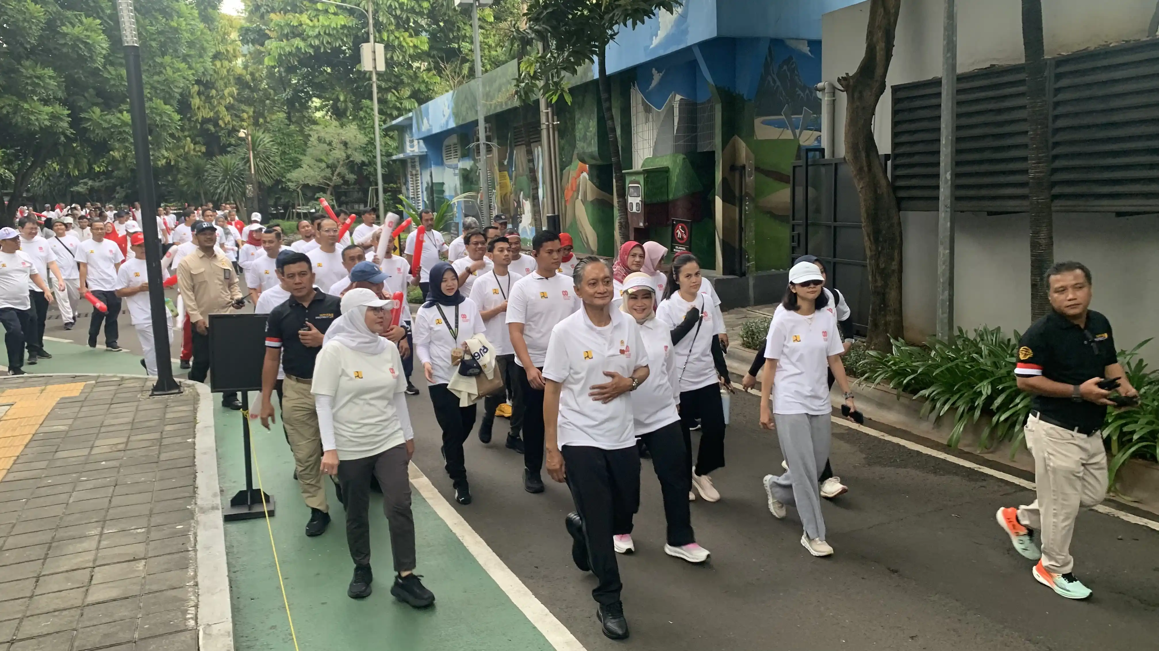 Dalam rangka HUT RI ke-80, Menteri Pekerjaan Umum, Dody Hanggodo bersama pegawai Kemen PU mengadakan jalan sehat. (Foto: Zul Sikumbang)