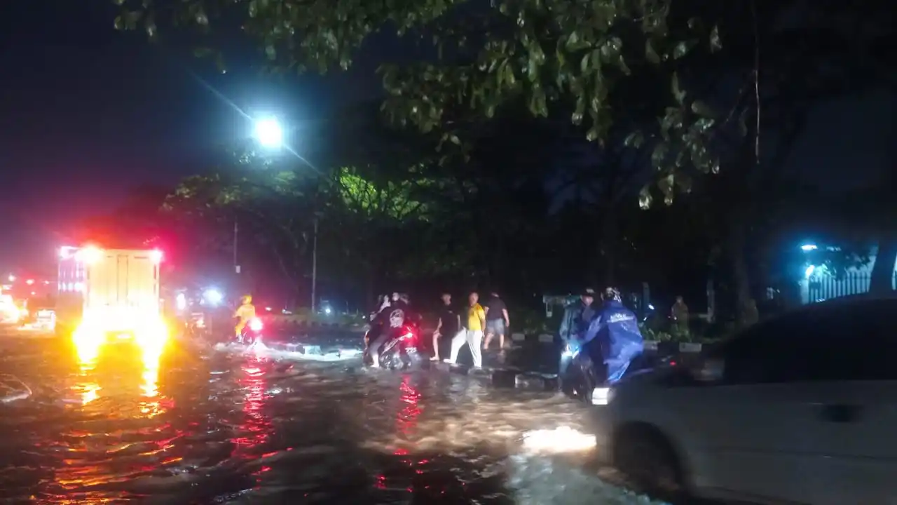 Kondisi banjir dan kemacetan parah di Jalan Soekarno Hatta pada Sabtu (8/3/2025) malam pukul 19.00 WIB. (Foto: Sugiyanto/MI)