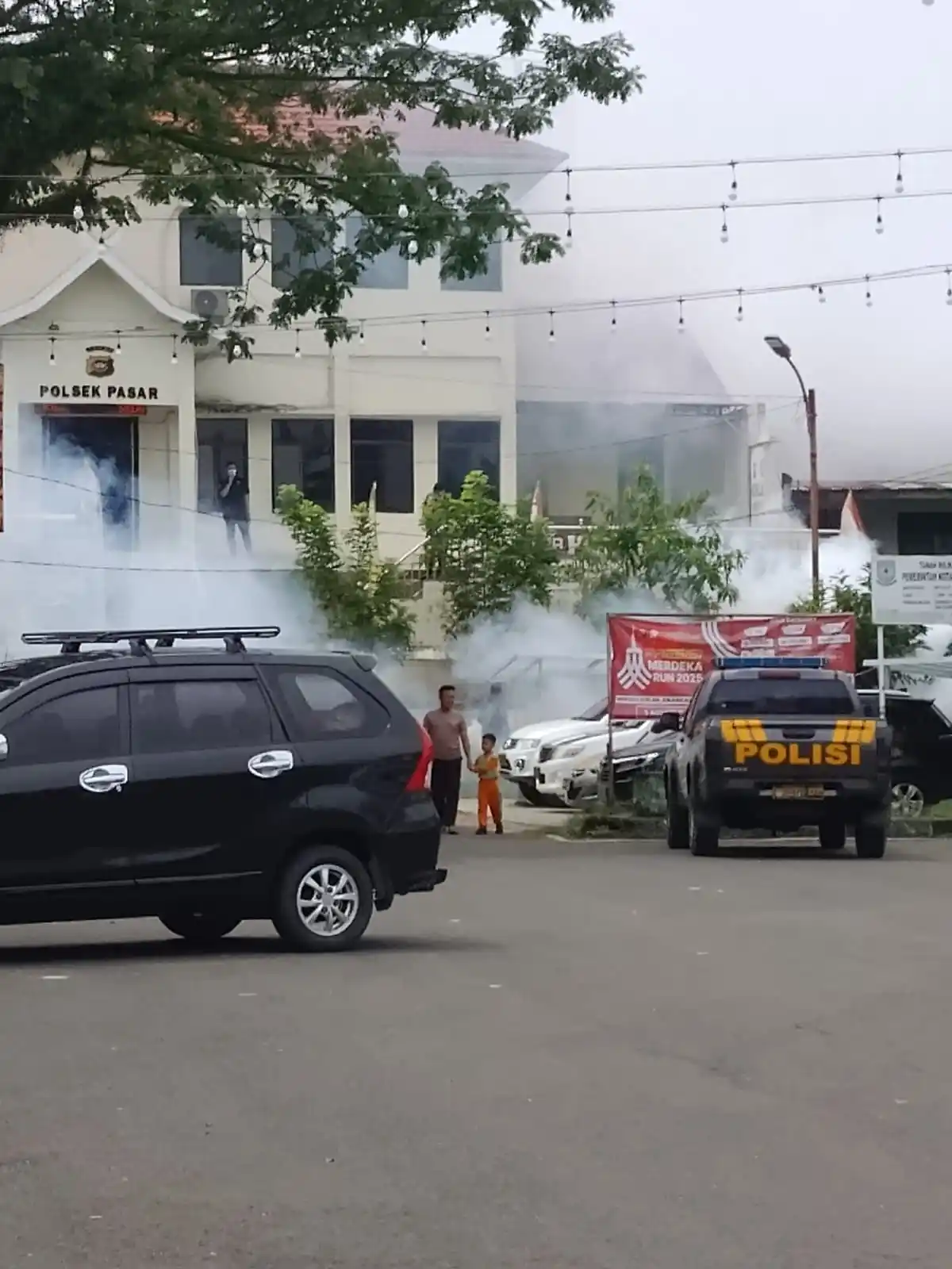 Asap fogging menyelimuti halaman dan bangunan Polsek Pasar Jambi saat tim Biddokes Polda Jambi melakukan pengasapan untuk mencegah penyebaran nyamuk penyebab DBD, Kamis (17/7/2025).