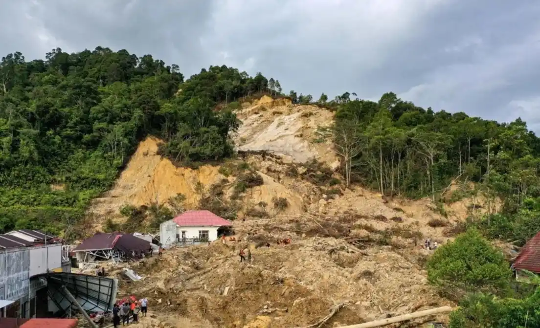 Ilustrasi: Suasana bencana longsor di Perumahan Matauli, Pandan, Tapanuli Tengah, Sumatera Utara, Sabtu (6/12/2025). Pencarian korban di wilayah tersebut mengalami sejumlah kendala diantaranya keterbatasan alat berat dan kelangkaan BBM. ANTARA FOTO/Muhammad Adimaja/foc.