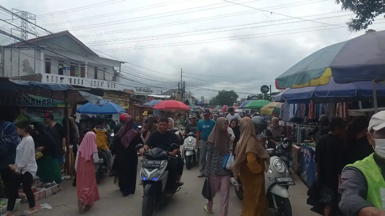 Suasana pasar tumpah di kawasan Komplek Bumi Harapan, Desa Cibiru Hilir, Kecamatan Cileunyi, Kabupaten Bandung, Jawa Barat. (Foto: Dok MI/Sugiyanto)