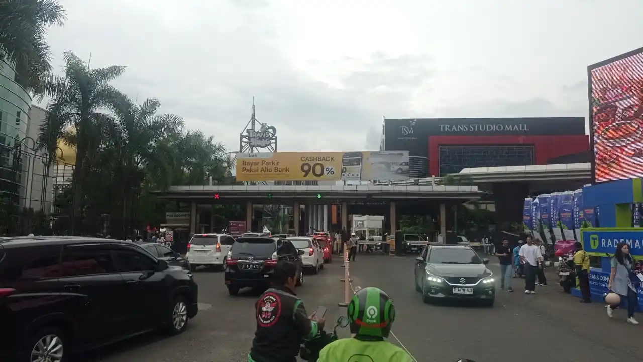 Kondisi antrean kendaraan di gerbang pintu masuk Trans Studio Mall, Jl. Gatot Subroto, Kota Bandung, Jawa Barat pada Sabtu (22/3/2025) sore. (Foto: MI/Sugiyanto)