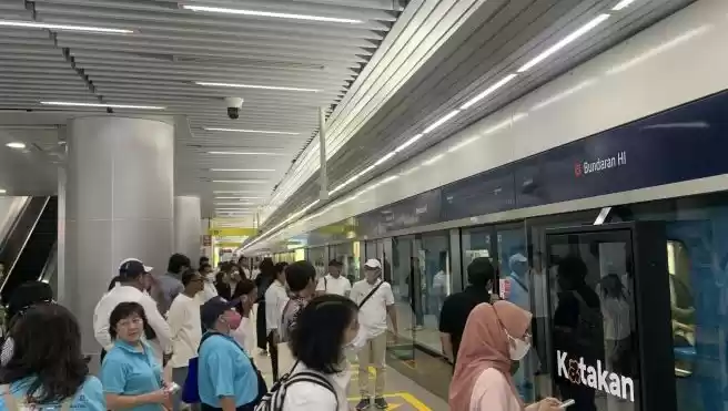 Jemaat katolik akan menaiki MRT. (Foto: Antara)