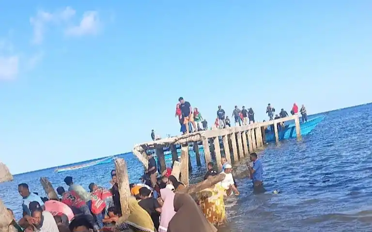 Jembatan di Maluku Tengah ambruk ketika dilintasi oleh rombongan Pasangan Calon (Paslon) Bupati nomor urut 3, Andi Munaswir dan Tina Elma, pada Rabu, 30 Oktober 2024. Dari peristiwa itu sebanyak 7 orang dilaporkan tewas.