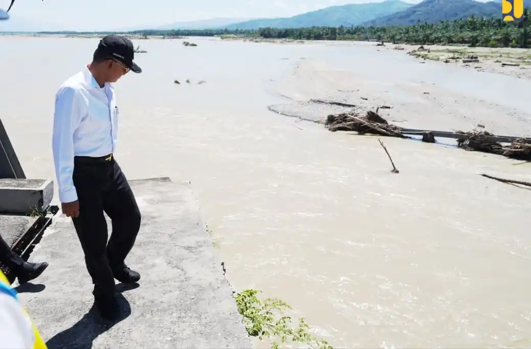 Menteri Pekerjaan Umum Dody Hanggodo meninjau Jembatan Pantai Dona yang rusak akibat banjir bandang di Aceh Tenggara, Minggu (11/1/2026). Kementerian PU akan membangun sabo dam di Hulu Sungai Dona, Aceh Tenggara, Aceh