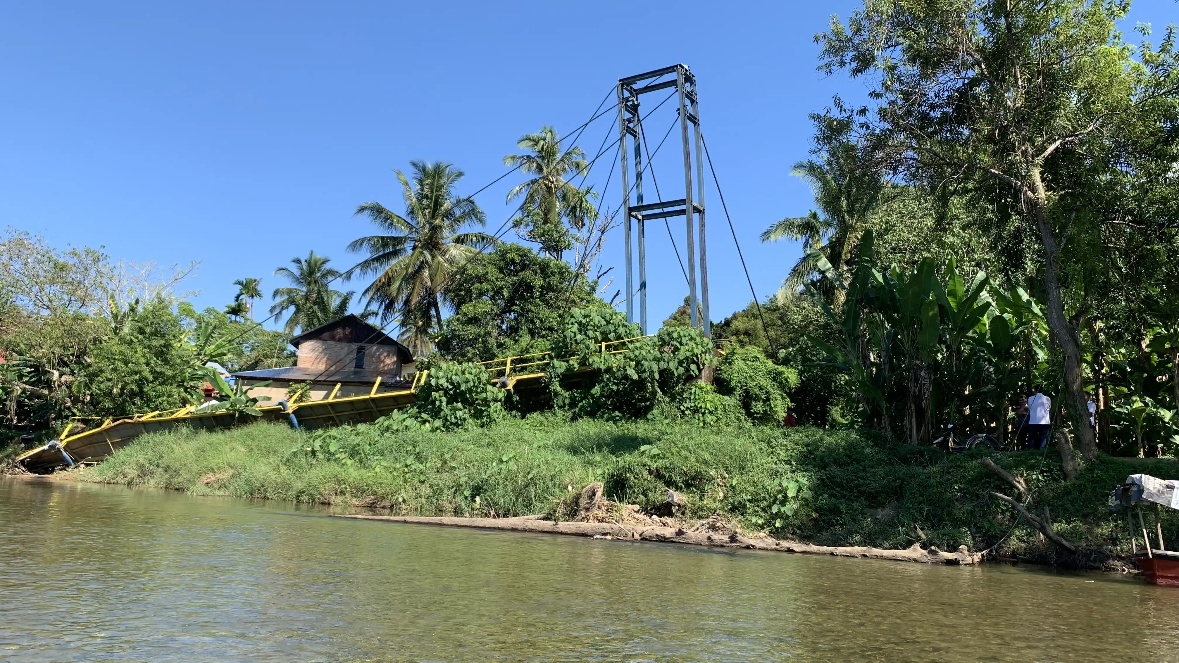 Jembatan gantung Duku ambruk sejak tahun Maret 2024 merupakan urat nadi masyarakat Duku Koto XI Tarusan, Kab Pesisir Selatan, Sumatera Barat (foto: Zul Sikumbang)