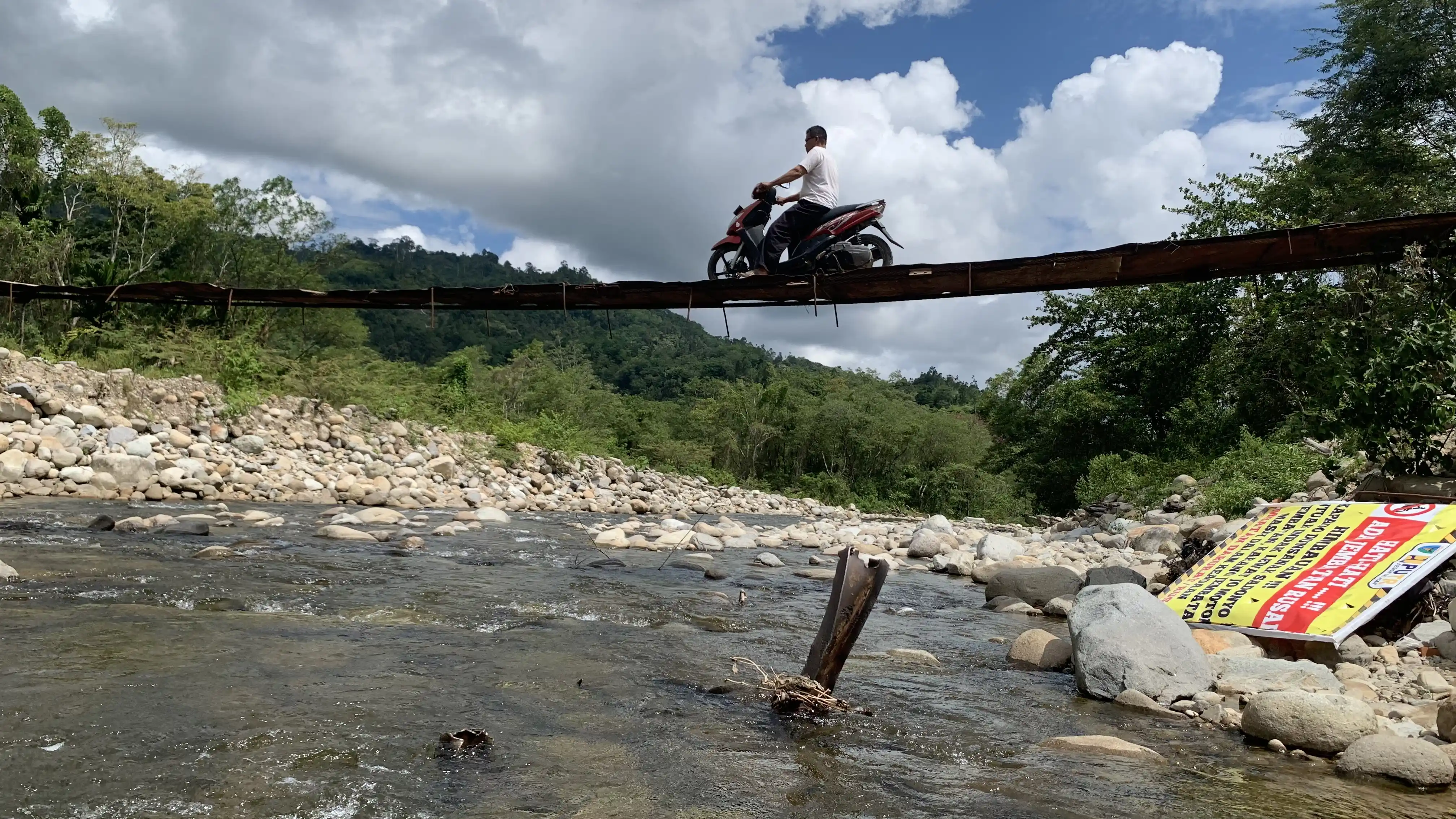 Pengendara sepeda motor melintasi jembatan gantung Koto Rawang, Kecamatan IV Jurai, Kabupaten Pesisir Selatan Sumatera Barat (foto: Zul Sikumbang)
