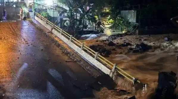 Akses Jembatan Terputus di Wilayah Puncak (Foto: Ist)