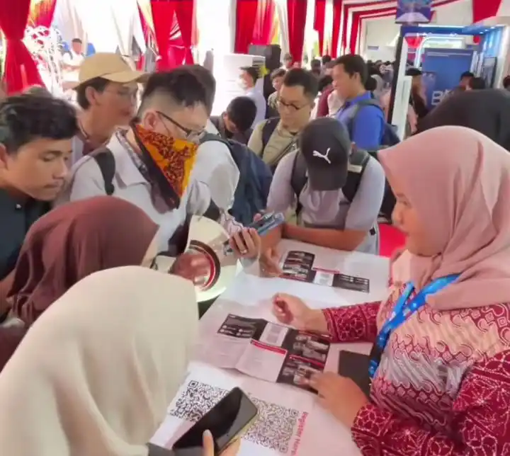 Para pencari kerja memadati Kantor Kementerian Ketenagakerjaan dalam Job Fair pada Jumat, 23 Mei 2025 (Foto: Ist)