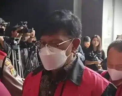 Mantan Menkominfo Johnny G Plate saat memasuki ruang persidangan kasus dugaan korupsi BTS 4G Bakti Kominfo (Foto: Dok MI/Istimewa)