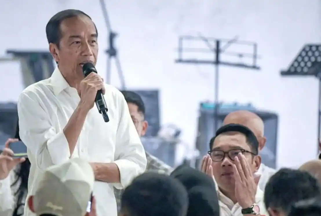 Presiden ke-7 RI Joko Widodo (kiri) bersama Calon Gubernur DKI Jakarta Ridwan Kamil (kanan) pada acara dialog bersama di Jakarta, Senin (18/11/2024).