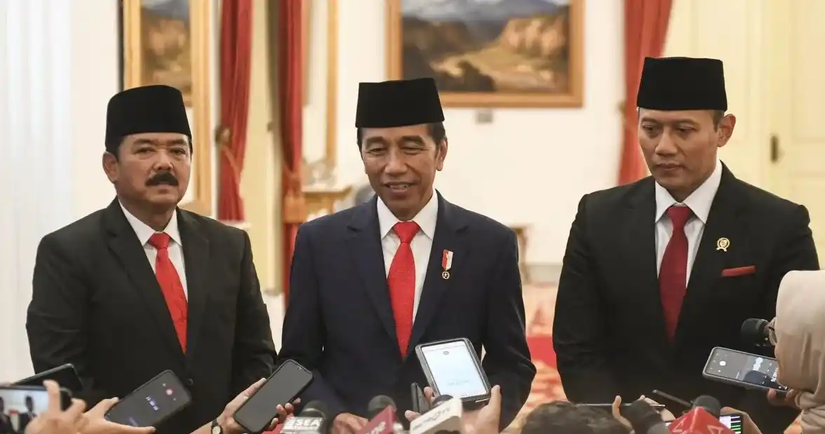 Presiden Joko Widodo (tengah) bersama Menko Polhukam Hadi Tjahjanto (kiri) dan Menteri Agraria dan Tata Ruang/Kepala Badan Pertanahan Nasional (ATR/BPN) Agus Harimurti Yudhoyono (kanan) memberikan keterangan pers usai pelantikan di Istana Negara, Jakarta, Rabu (21/2/2024). Presiden Joko Widodo melantik Hadi Tjahjanto menjadi Menko Polhukam menggantikan Mahfud MD yang mengundurkan diri karena menjadi cawapres pada Pemilu 2024 dan melantik Agus Harimurti Yudhoyono menjadi Menteri ATR/Kepala BPN menggantikan Hadi Tjahjanto pada sisa masa jabatan periode tahun 2019-2024 Kabinet Indonesia Maju.