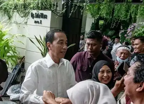 Jokowi menyapa warga yang mengantre di depan kediamannya Sumber, Solo, Jawa Tengah, Rabu (2/4/2025) (Foto: Dok MI/Ant)