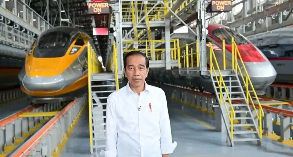 Presiden Joko Widodo berfoto di depan Kereta Cepat saat melakukan peninjauan pada proyek Kereta Cepat Jakarta-Bandung (KCJB) di Depo Kereta Cepat di Tegalluar, Kabupaten Bandung, Jawa Barat, Selasa (19/9/2023)