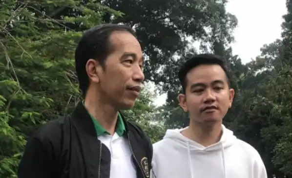 Joko Widodo bersama putra sulungnya, Gibran Rakabuming Raka (Foto: Ist)