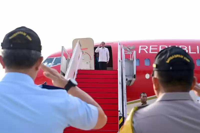 Presiden Joko Widodo (Jokowi) bertolak menuju Provinsi Kalimantan Timur menggunakan Pesawat Kepresidenan Indonesia-1 dari Pangkalan TNI AU Halim Perdanakusuma, Jakarta, Kamis (12/9/2024). (Foto: Sekretariat Presiden)