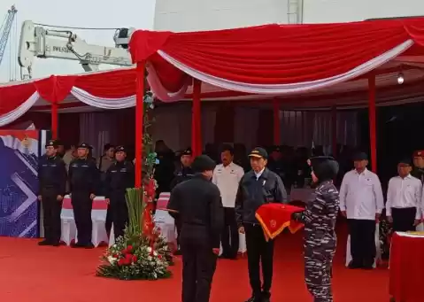 Presiden Joko Widodo (Jokowi) menerima penyematan Brevet Hiu Kencana oleh Panglima TNI Jenderal TNI Agus Subiyanto di atas KRI dr. Radjiman Wedyodiningrat di Jakarta, Sabtu (28/9/2024). [Foto: ANTARA]