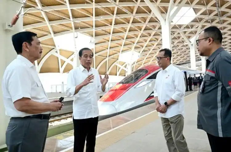 Luhut Binsar Pandjaitan (kiri), Joko Widodo (tengah) dan Budi Karya Sumadi (Foto: Istimewa)
