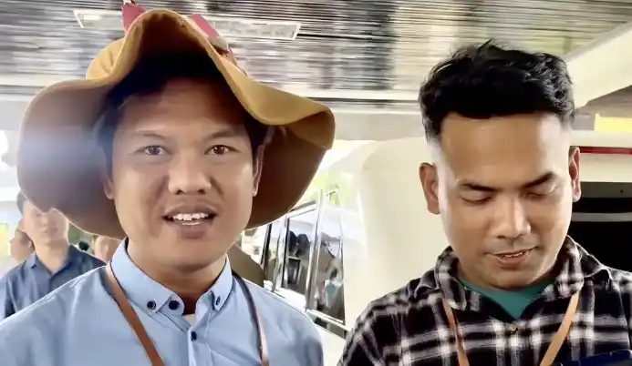 Joni Manurung (kiri) berjalan kaki dari Medan ke Jakarta selama 188 hari untuk bertemu Presiden Prabowo. (Foto: Ant)