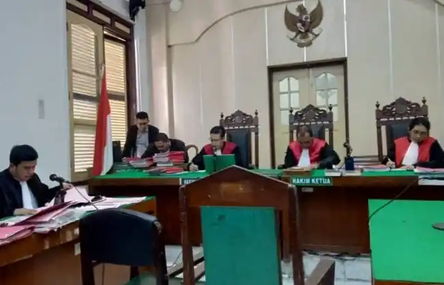 JPU Kejari Belawan Rizki Fajar saat membacakan tuntutan kepada dua terdakwa kasus penyelundupan narkoba di Pengadilan Negeri Medan, 25 April 2025 (Foto: repro)