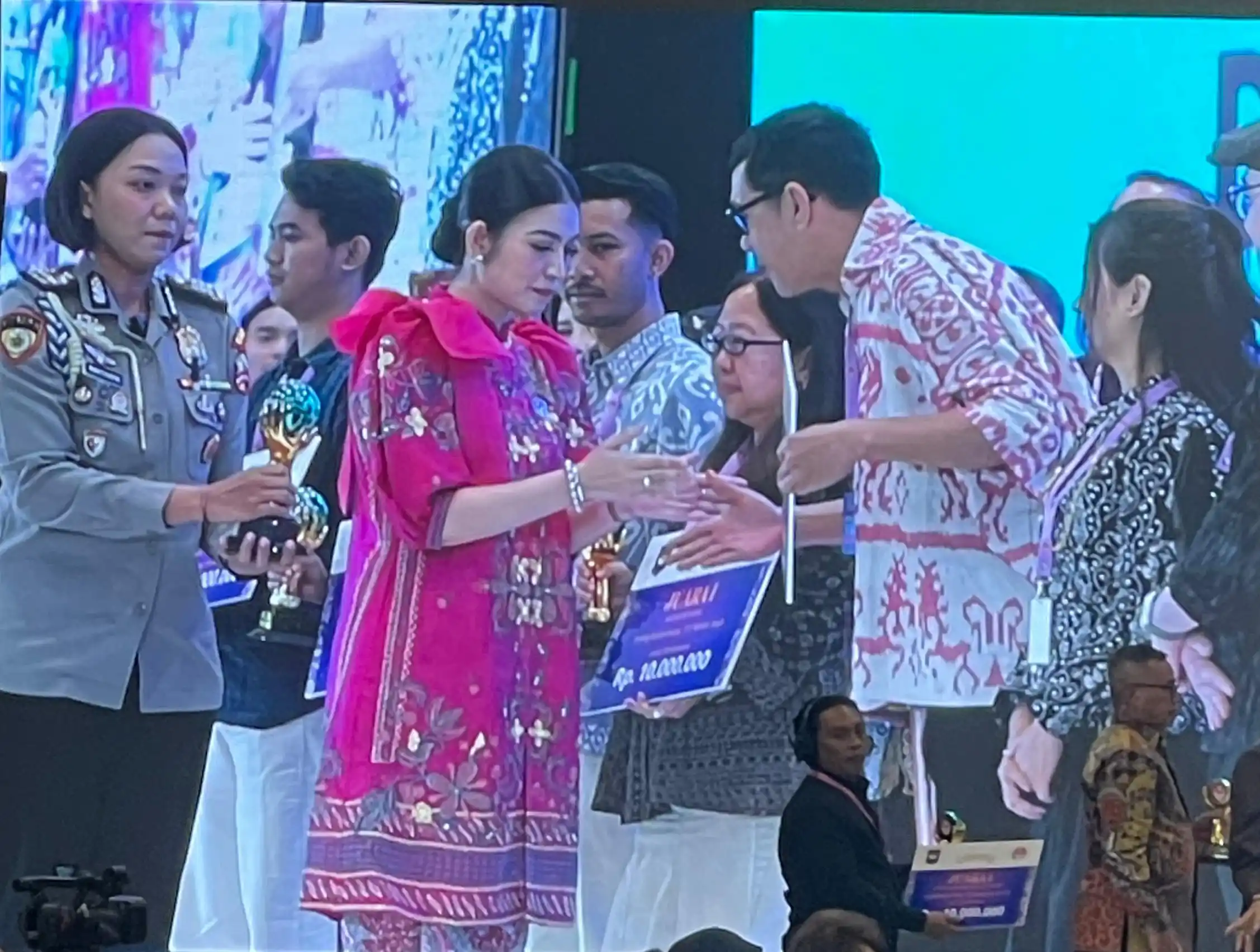 Ketua Dekranas, Selvi Ananda Gibran menyerahkan penghargaan Dekranas Award 2025 kepada desainer Jambi pada Rakernas Dekranas Tahun 2025 di Krakatau Ballroom, Mercuree Hotel Ancol, Jakarta Utara, Selasa (23/9/2025). (Foto : Ist).