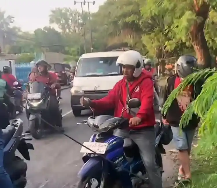 Pemotor mengalami kecelakaan tunggal di kawasan Taman Pedongkelan, Cengkareng, Jakarta Barat akibat tersangkut kabel udara yang menjuntai ke arah jalan, Rabu (11/6/2025). [Foto: Tangkapan layar]