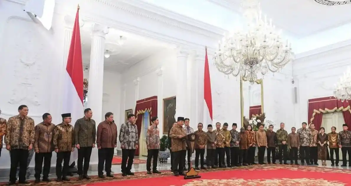 Presiden Prabowo Subianto (ketujuh kiri) didampingi Wapres Gibran Rakabuming Raka (keenam kiri) mengumumkan jajaran menteri Kabinet Merah Putih di Istana Merdeka, Jakarta, Minggu (20/10/2024).