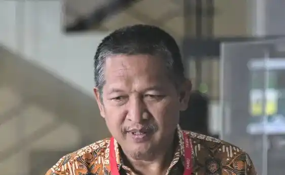 Kepala Biro Keuangan Badan Nasional Penanggulangan Bencana (BNPB) Tavip Joko Prahoro bersiap menjalani pemeriksaan di Gedung Merah Putih KPK, Jakarta, Kamis (14/8/2025).