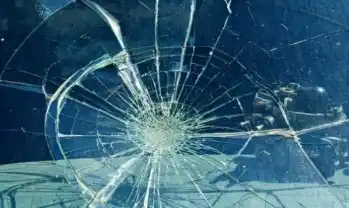Ilustrasi - kaca pecah akibat kecelakaan (Foto: Ist)