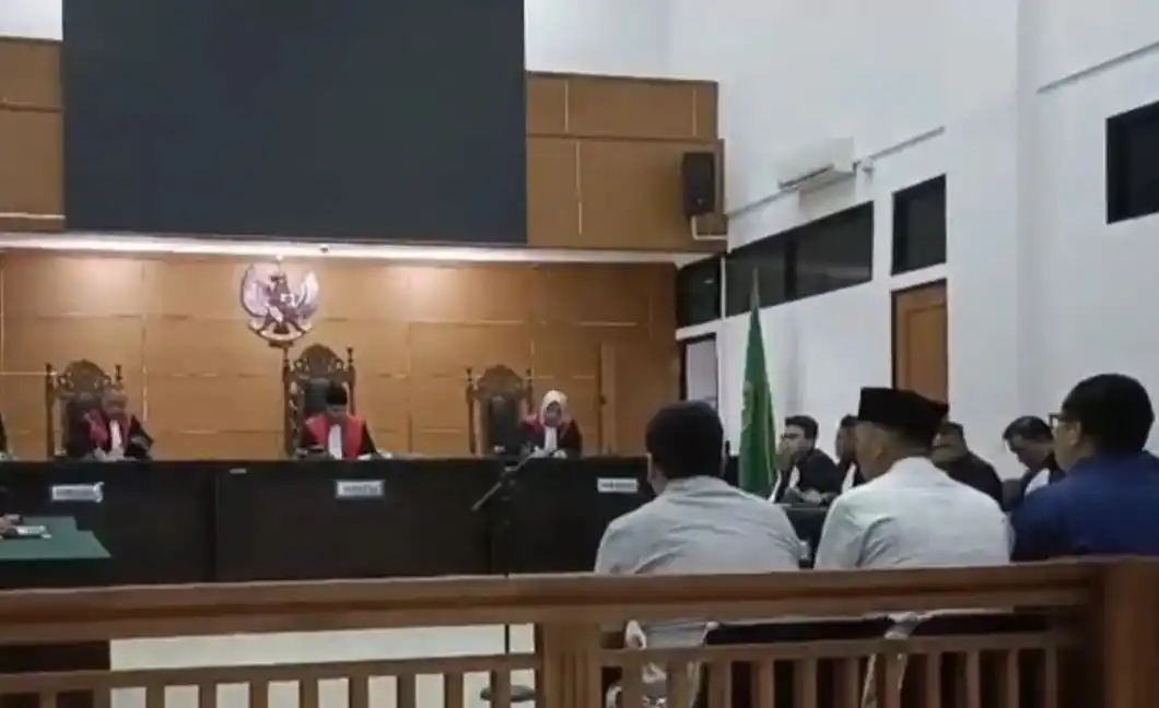 Suasana sidang dakwaan Kepala Desa Kohod Kecamatan Pakuhaji, Kabupaten Tangerang, Arsin bersama tiga perangkat desa atas penyalahgunakan kewenangan dengan lahan laut di PN Serang, Selasa (30/9/2025).