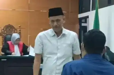 Kepala Desa (Kades) Kohod, Arsin didakwa menerima gratifikasi senilai Rp 500 juta dari kepengurusan dokumen sertifikat hak milik (SHM) di perairan laut Tangerang. Total kurang lebih 300 hektare laut yang diurus SHM oleh Arsin bersama tiga terdakwa lain.