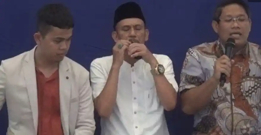 Arsin, Kades Kohod (tengah) saat konferensi pers di rumahnya, jalan Kali Baru, Desa Kohod, Kecamatan Pakuhaji, Kabupaten Tangerang, Banten, Jumat (14/2/2025). Kepala Desa Kohod Arsin akhirnya muncul ke hadapan publik, tapi tampak tak sehat karena sedang sakit demam dan batuk, berat badannya turun 10 kilo.