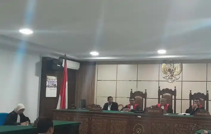 Terdakwa perkara tindak pidana korupsi pengadaan lahan zikir mengikuti persidangan pembacaan putusan majelis hakim dalam persidangan di Pengadilan Tindak Pidana Korupsi pada Pengadilan Negeri Banda Aceh di Banda Aceh, Senin (4/11/2024). ANTARA/M Haris SA