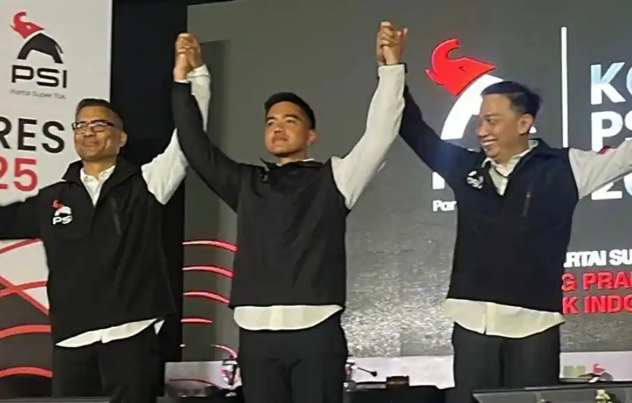 Kaesang Pangarep (tengah) bersama Ronald A Sinaga atau Bro Ron (kiri) danAgus Mulyono Herlambang (kanan) di acara Kongres PSI, Solo, Jawa Tengah (Foto: Ist)