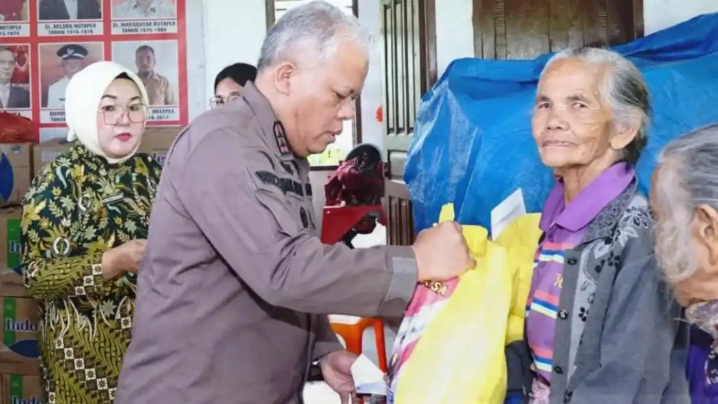 Kajati Sumut Harli Siregar saat memberikan pake bantuan sosial terhadap warga terdampak banjir (Foto: Dok MI/Penkum Kejati Sumut)