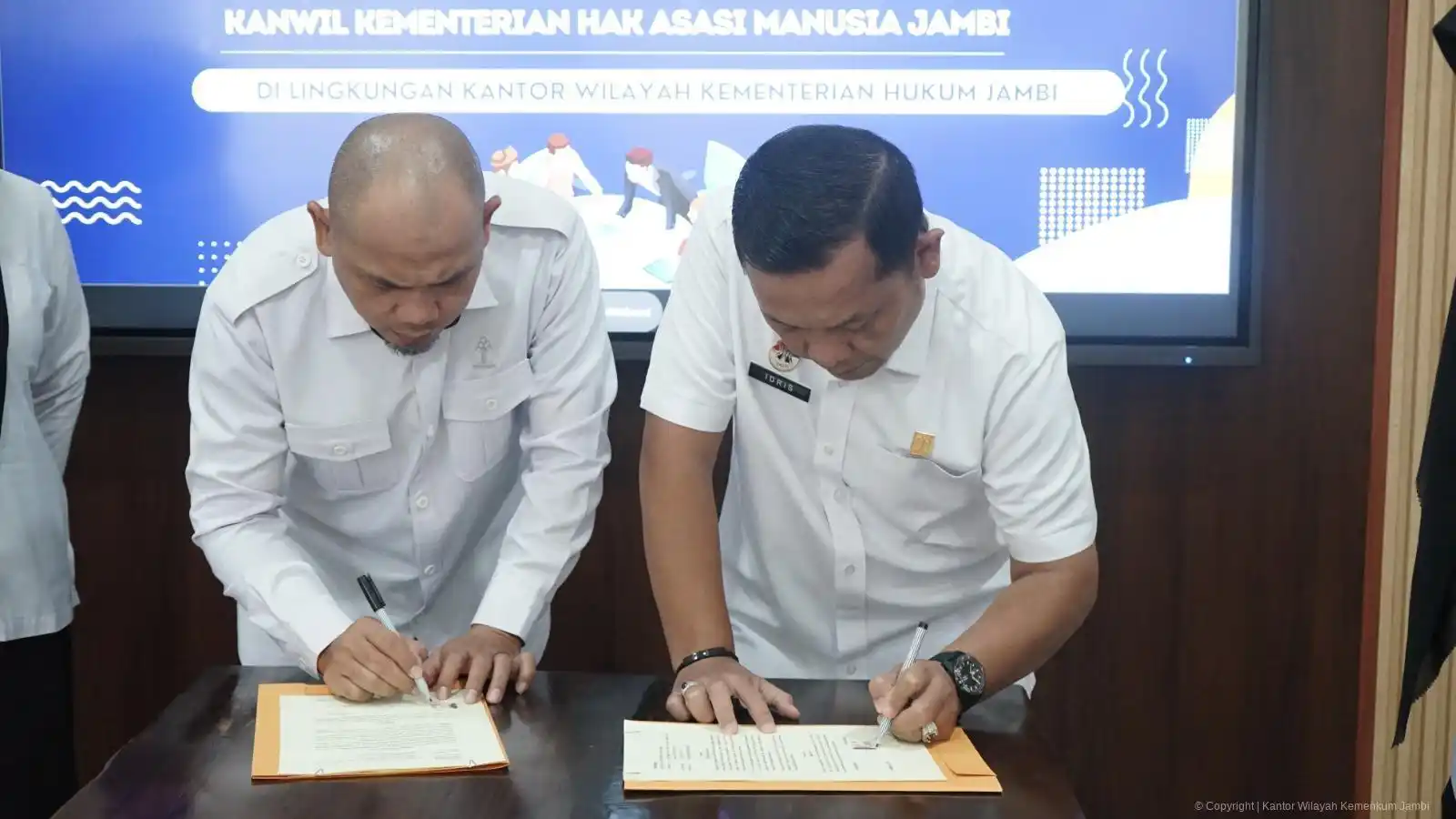Kakanwil Kemenkum Jambi Idris dan Kakanwil KemenHAM Jambi Sukiman menandatangani Nota Kesepahaman dan Perjanjian Penggunaan BMN, Rabu (12/6/2025) (Foto: Dok MI)