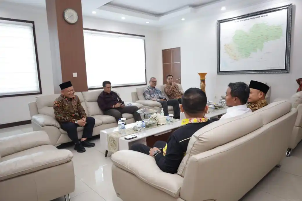 Kakanwil Kemenkum Jambi, Idris (kiri), saat berdialog bersama Kepala Perwakilan BPK Provinsi Jambi, Muhamad Toha Arafat, dan jajaran dalam audiensi membahas penguatan pengawasan dan transparansi anggaran, Kamis (3/7/2025). (Foto: Dok/MI)