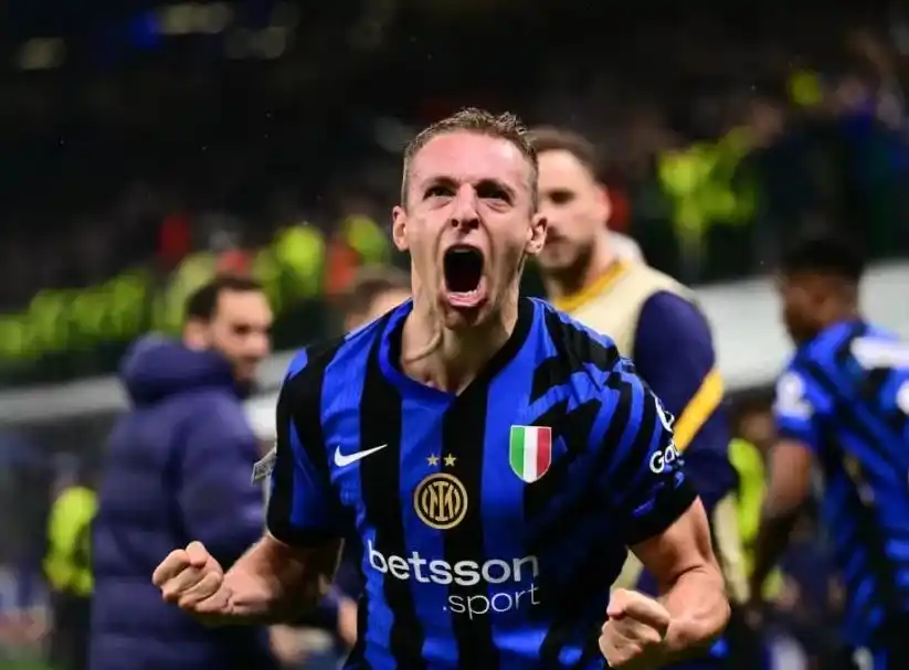 Gelandang Inter Milan Davide Frattesi merayakan gol yang dicetaknya ke gawang Barcelona pada leg kedua semifinal Liga Champions di Stadion Giuseppe Meazza, Milan, Selasa (6/5/2025).