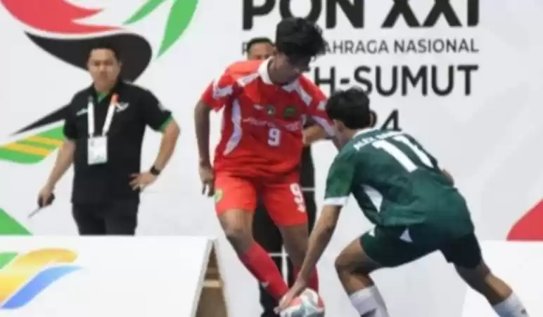 Laga final futsal putra PON 2024 antara tim Kaltim melawan Jatim  di GOR Futsal Disporasu Deli Serdang. (Foto: Antara)