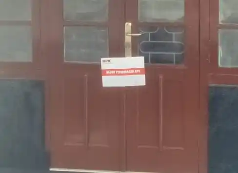 Sebuah kantor milik salah satu kontraktor besar di Kota Padangsidimpuan, Sumatera Utara, disegel oleh Komisi Pemberantasan Korupsi (KPK), Jumat (27/6/2025) (Foto: Dok MI/Istimewa)