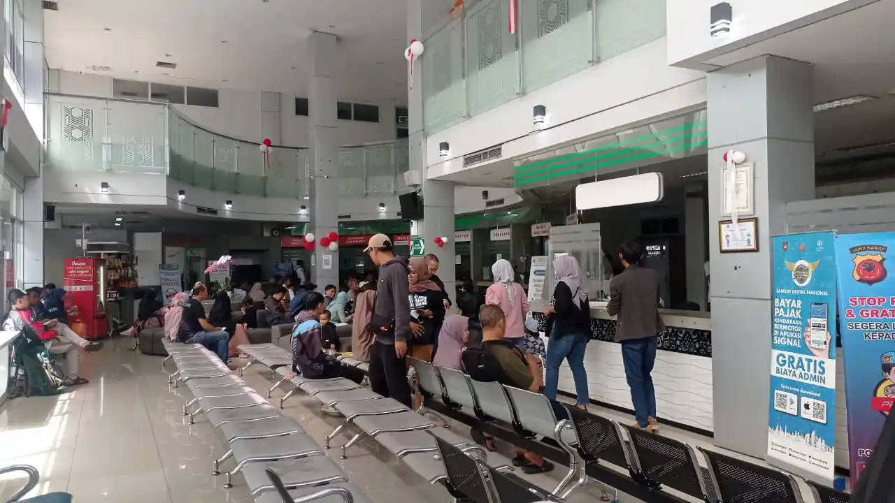 Kantor Samsat Sumedang, di Jalan Raya Bandung-Cirebon, Jawa Barat. (Foto: MI/Sugiyanto).