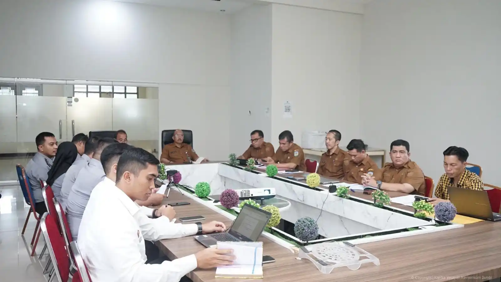 Suasana rapat pembahasan teknis dan substansi Raperda antara Kanwil Kemenkumham Jambi dan Pemerintah Kota Sungai Penuh [Foto: MI/Joe]