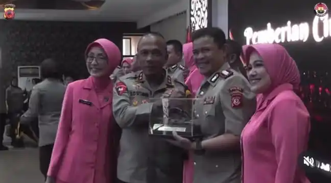 Kapolda Jabar, Irjen Pol Rudi Setiawan saat memimpin langsung upacara serah terima jabatan sejumlah pejabat utama dan Kapolres, di Aula Gedung Ditlantas Polda Jabar, Jumat (11/7/2025). (Foto: Tanggapan layar)